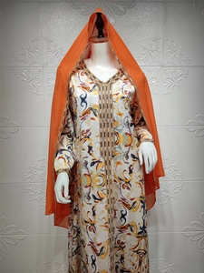 Détail d'un ensemble Abaya à fleurs avec galons dorés tissés aux manches et au col