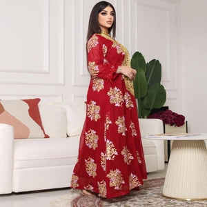 Robe caftan rouge avec broderie florale dorée et finitions en plumes sur les manches