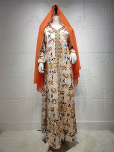 Détails de l'abaya ethnique avec bordures en sequins dorés et motifs cachemire orange