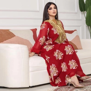 Robe caftan rouge élégante avec broderies dorées et manches en plumes d'autruche