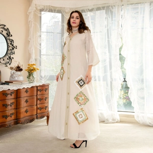 Robe kaftan beige élégante avec broderies pailletées en losanges et détails dorés