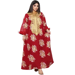 Robe caftan rouge élégante avec broderies dorées et poignets en plumes d'autruche