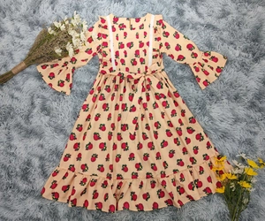 Robe fille pêche à fleurs avec manches évasées et empiècement de dentelle blanche délicat