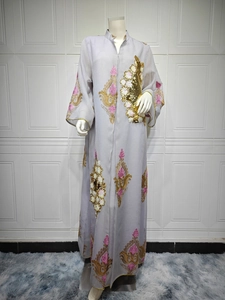 Detaillierte Ansicht des lavendelfarbenen Pailletten-Abendkleids mit Goldstickerei
