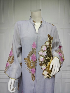 Detailansicht eines lila Abendkleides mit goldenen Pailletten und rosa Blumenstickerei