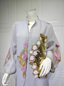 Elegantes graues Abendkleid mit aufwendigen Goldpailletten und Blumenstickerei-Details