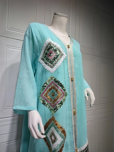 Détail de l'abaya bleu clair avec broderie de losanges en paillettes et bordure tressée