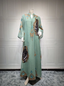 Minzgrünes Abendkleid mit Goldstickerei und schimmernden schwarzen Pailletten-Patches