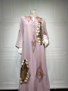 Elegantes rosa Abendkleid mit aufwendiger Goldstickerei und Pailletten-Blumendetails