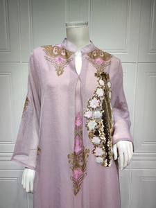 Detailansicht eines eleganten lavendelfarbenen Abendkleids mit goldenen Pailletten