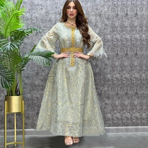 Elegantes langärmeliges Abendkleid mit Goldnetz-Textur und Federbesatz-Akzenten