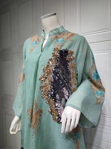 Mintgrünes Pailletten-Abendkleid mit goldenen Stickereien für besondere Anlässe