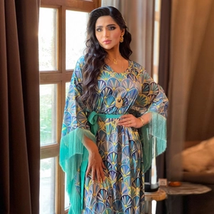 Robe caftan en satin bohème avec imprimé géométrique et manches à franges vert menthe