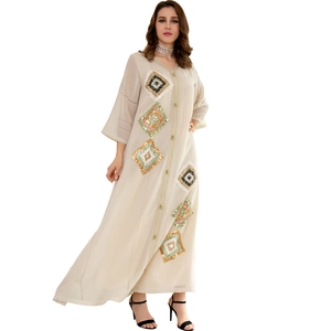 Robe caftan beige élégante avec broderies de paillettes en losange et boutons dorés