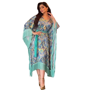Robe caftan élégante en satin avec imprimé géométrique et franges vertes aux manches