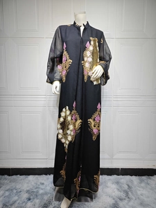 Elegantes schwarzes langärmeliges Abendkleid mit goldener und rosa Paillettenstickerei