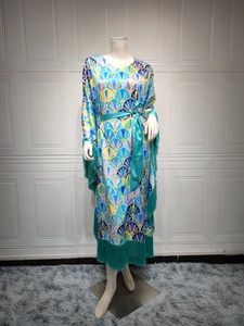 Détail d'une robe en satin avec imprimés géométriques et bordures à franges longues
