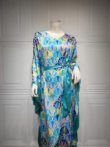 Détails de la robe caftan en satin avec motifs géométriques et bordures à franges