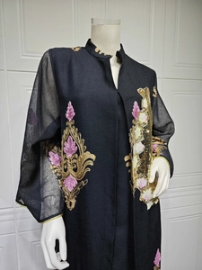 Detaillierte Ansicht eines eleganten schwarzen Abendkleids mit Goldstickerei und Pailletten