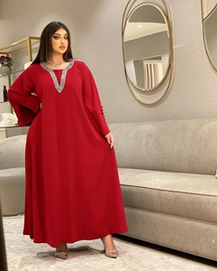 Makro-Detail handgefertigter silberner Strasssteine am V-Ausschnitt des roten Kaftans