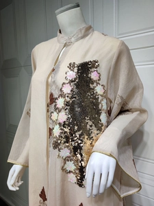 Detailansicht der champagnerfarbenen Abendrobe mit eleganten Paillettenstickereien