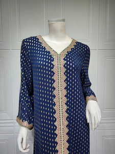Detail eines navyblauen Kaftans mit Goldstreifen und bunt besticktem Besatz am Kragen