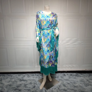 Robe caftan en satin avec imprimé coquillage et finitions à franges vert émeraude