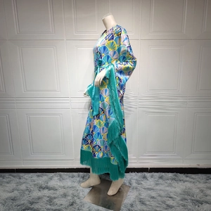 Robe longue en satin élégante avec motifs géométriques colorés et franges décoratives