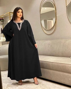 Detail der silbernen Perlen am V-Ausschnitt und Ärmelknöpfen an diesem schwarzen Abaya-Kleid