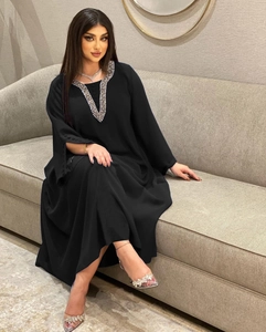 Detail der eleganten V-Ausschnitt-Stickerei mit Silberpailletten auf schwarzem Abaya-Kleid
