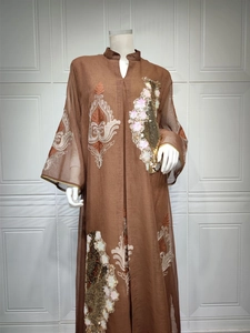 Elegantes braunes langärmeliges Abendkleid mit aufwendigen Pailletten und Stickereien.
