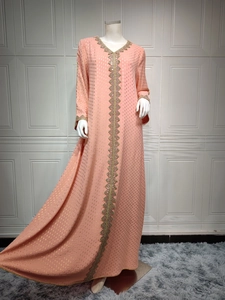 Detail eines rosa muslimischen Kleides mit Goldfolienpunkten und Paillettenstickerei