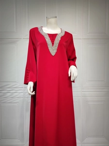 Detail eines roten Abaya-Kleides mit silbernen Perlen und Pailletten am V-Ausschnitt