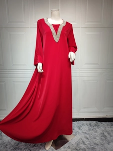 Detail von rotem Maxi-Abaya-Kleid mit exquisiten silbernen Perlen am V-Ausschnitt