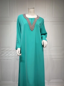Detail der Abaya mit V-Ausschnitt, silbernen Perlen und Strasssteinen auf Chiffon