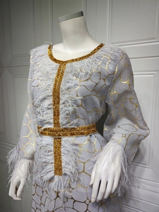 Details zu Goldperlen-Stickerei und weißen Federakzenten am Langarm-Festkleid