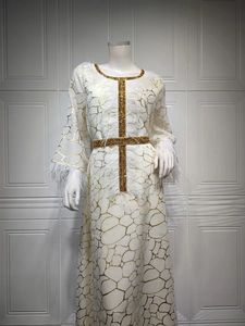 Detail eines weißen Kaftan-Kleids mit Goldfolie, Federbesatz und Taillengürtel
