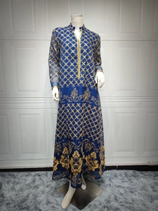 Dettaglio del vestito lungo in mesh blu reale con ricami dorati e motivi etnici eleganti