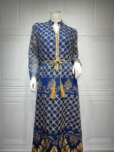 Dettaglio dell'abito Abaya blu scuro con ricami dorati e cintura intrecciata con nappe