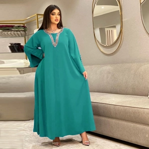 Dunkelblaues langärmliges Kaftan-Maxikleid mit silbernen Perlen am V-Ausschnitt