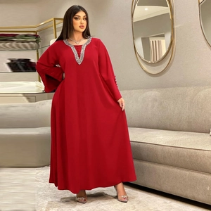 Elegantes tiefrotes Langarm-Maxikleid mit V-Ausschnitt und edler Silberperlen-Verzierung