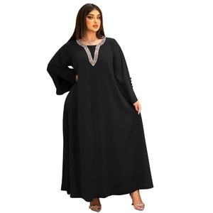Elegantes schwarzes Übergrößen-Abaya-Kleid mit silberner Perlenverzierung am V-Ausschnitt