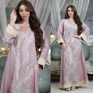 Robe kaftan élégante mauve à manches longues avec broderie pailletée et bordures larges