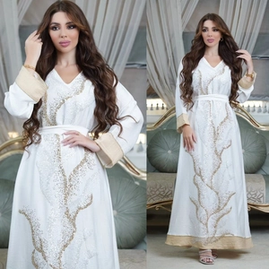 Abaya blanche élégante avec broderie de paillettes dorées et ceinture, vue d'ensemble