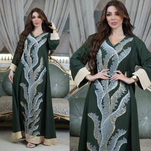 Robe longue Abaya vert foncé avec broderie de paillettes argentées et bordure champagne