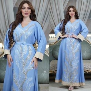 Détail de la robe caftan bleu clair avec broderie complexe de paillettes argentées et dorées
