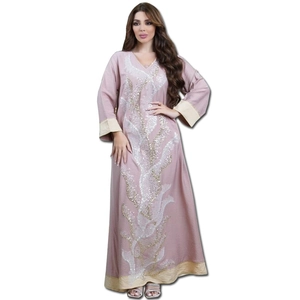 Détails du caftan en satin rose avec broderie complexe de paillettes d'or et d'argent