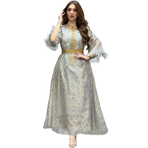 Elegantes graues Kaftan-Kleid mit goldenen Mustern, Stickereien und Federfransen-Details