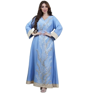 Robe Abaya bleu clair avec broderie corail à paillettes dorées et bordure satinée