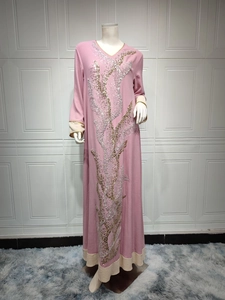 Broderie détaillée de paillettes argentées et dorées sur une robe Abaya rose à manches longues